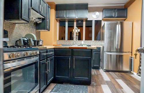 Riverview Apartment | Duplex in St. Paul, Mn. 5 minutes from Xcel Energy Center, Free Parking, WiFi n