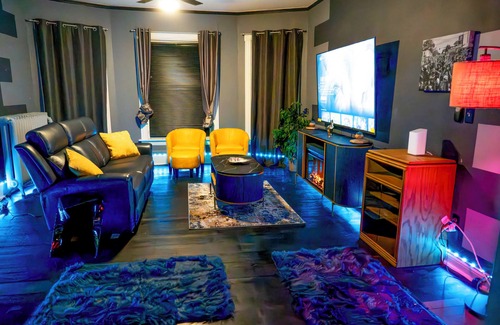 Riverview Apartment | Duplex in St. Paul, Mn. 5 minutes from Xcel Energy Center, Free Parking, WiFi n