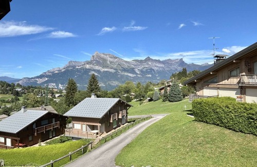 Demi-Quartier Apartment | Duplex Near Princess Ski Slopes, 4 Beds, Garage, Balcony, Fireplace