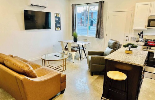 Old Southwest House | Duplex Pets Ok Houses/Sleeps14