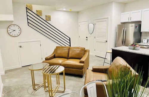 Old Southwest House | Duplex Pets Ok Houses/Sleeps14