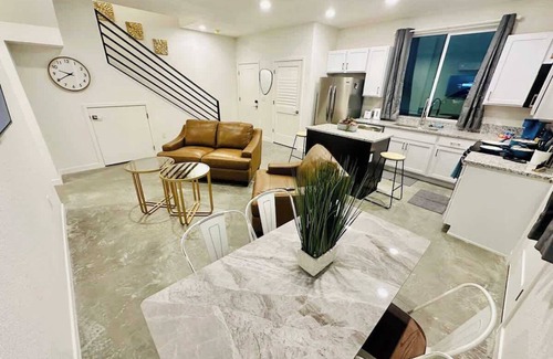 Old Southwest House | Duplex Pets Ok Houses/Sleeps14
