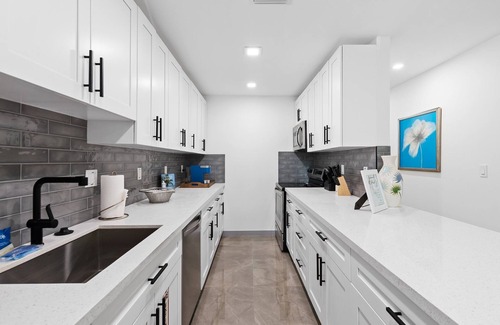 Citrus Isles House | Duplex ~ Very Clean ~ Renovated ~ Newly Furnished ~ Spacious ~ Close to Everything!