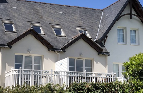 Arzon Apartment | Duplex with terrace in quiet residence between beach and Port Crouesty.