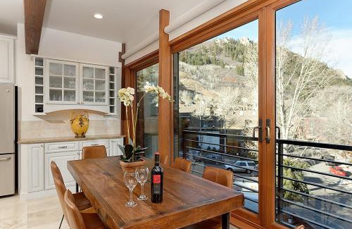 Aspen House | Durant Unit D5, Deluxe Condo with Beautiful Furnishings, Great Views, and Central A/C