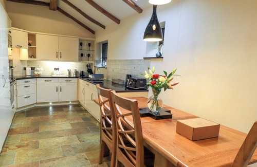Kendal Cottage | DURHAM BRIDGE BARN, family friendly, with a garden in Crosthwaite