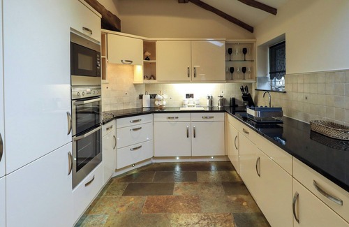 Kendal Cottage | DURHAM BRIDGE BARN, family friendly, with a garden in Crosthwaite