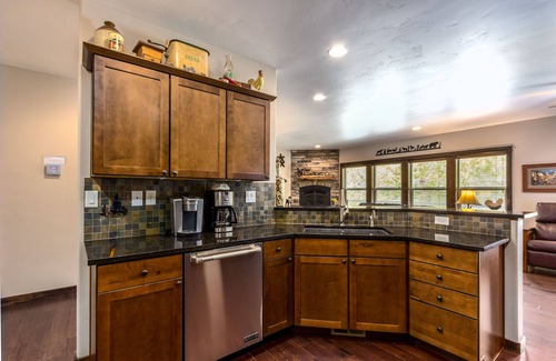 Deer Park House | DUTC11 - Huge Home, SHARC passes for 2025, Hot Tub, A/C, Ping Pong