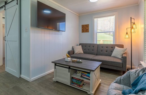 Banner Elk Cottage | Dutch Creek Cottage - cozy 1bd/1ba, hot tub, pet friendly on 12 acres with firepit