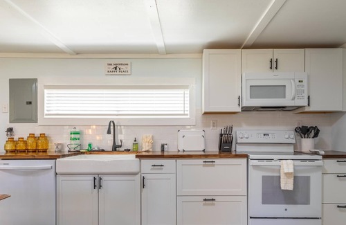Banner Elk Cottage | Dutch Creek Cottage - cozy 1bd/1ba, hot tub, pet friendly on 12 acres with firepit