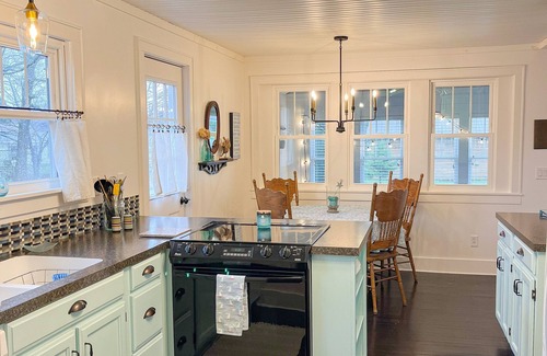 Mackinaw City Cottage | “Dutch Harbor”-Mackinaw City Cottage- walking distance to town and the ferry’s!