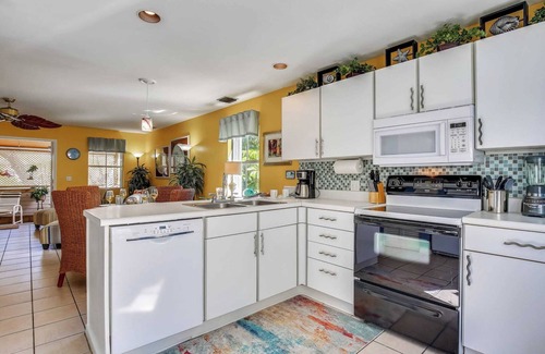 Old Town Cottage | Duval Sea Turtle by Avantstay Great Location Close to Shops Shared Pool!