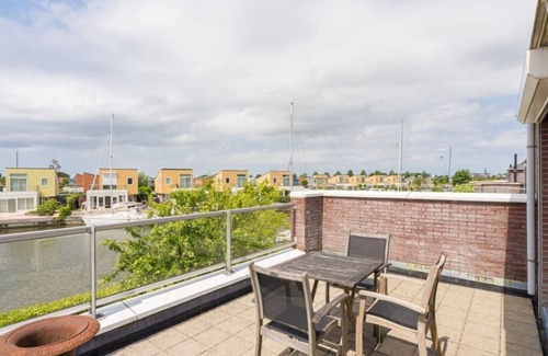 Oude-Tonge House | Dyke house with green garden, quiet location and several terraces.