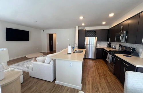 Point Loma Heights Apartment | Dylan Point Loma- Charming 2-bedroom apartment with fitness room and AC.