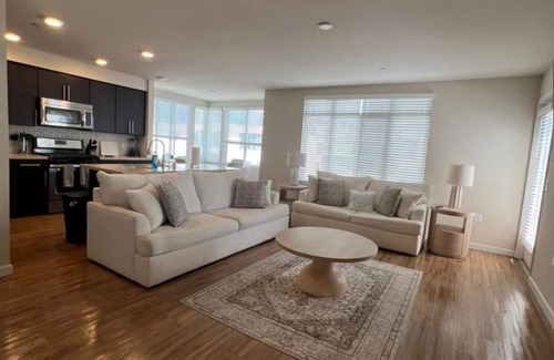 Point Loma Heights Apartment | Dylan Point Loma- Charming 2-bedroom apartment with fitness room and AC.