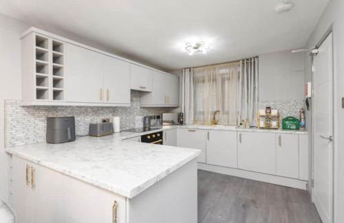 Portobello House | DYNASTAYS- Stylish Seaside Home- Adults Only, Dog Friendly, Garden & Parking