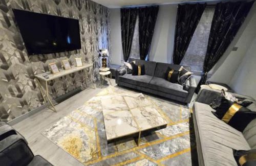 Portobello House | DYNASTAYS- Stylish Seaside Home- Adults Only, Dog Friendly, Garden & Parking
