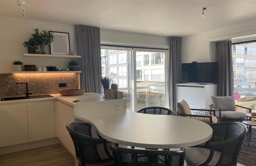Koksijde-Bad Apartment | Dzee Appartement frontaal zeezicht en gratis parking