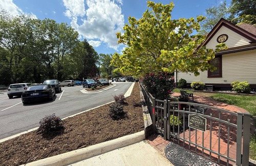 Jonesville Cottage | E&A Cottage in heart of downtown Elkin