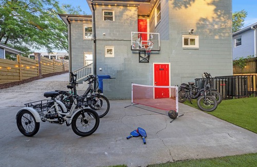 Pittsburgh House | E-Bikes, Arcade Room, Fire Pit, Projector - DT ATL
