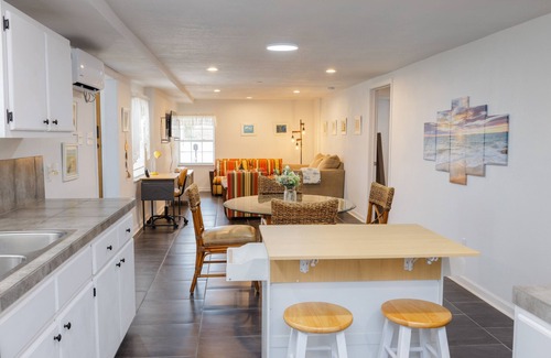 Galveston House | E.C. Corner - A Charming 2 BR 1st floor unit w/AC and WiFi in lovely Galveston