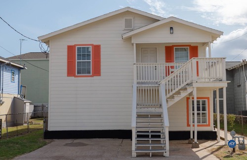 Galveston House | E.C. Corner - A Charming 2 BR 1st floor unit w/AC and WiFi in lovely Galveston