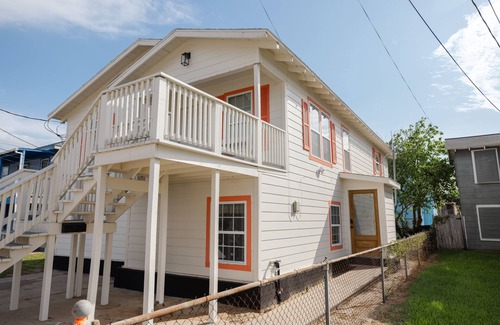 Galveston House | E.C. Corner - A Charming 2 BR 1st floor unit w/AC and WiFi in lovely Galveston