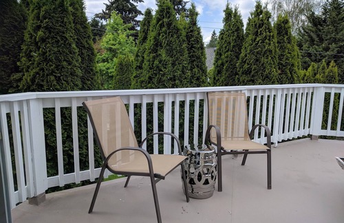 Harrison/Denny-Blaine Apartment | E John Street Apartment: UNIT B