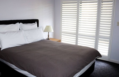 East Perth House | E.Perth riverside T/House 150m to Shops & Eats.