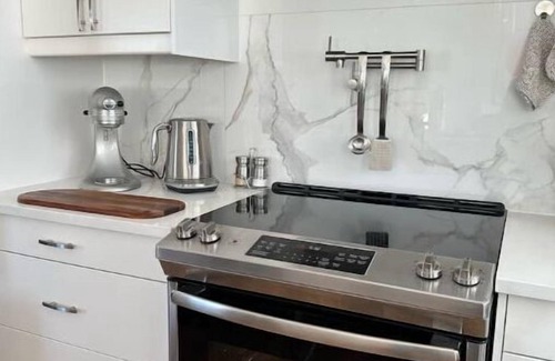 Lower Lonsdale Boat Rental | E-TEN An Elegant Float Home