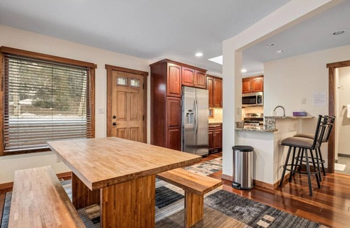 Vail House | E. Vail 2BD/2BA steps to Busline