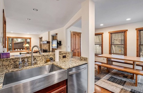 Vail House | E. Vail 2BD/2BA steps to Busline