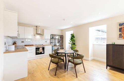 Stepney Green Apartment | E1 Loft - Modern and spacious 3bed 2bath near Shoreditch & Canary Wharf.