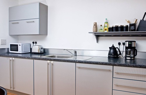 Speke Apartment | E1PB Jacuzzi Bath - Double Bed, 8 min from Airport