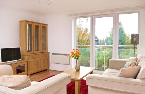 Speke Apartment | E1PB Jacuzzi Bath - Double Bed, 8 min from Airport