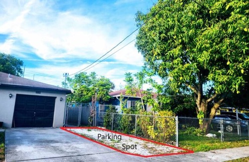 East Ybor Apartment | E9th entire 1 bedroom place with kitchenette