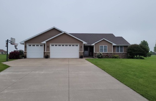 Neenah House | EAA Adventure Retreat- Located in quiet subdivision and close to EAA Grounds!