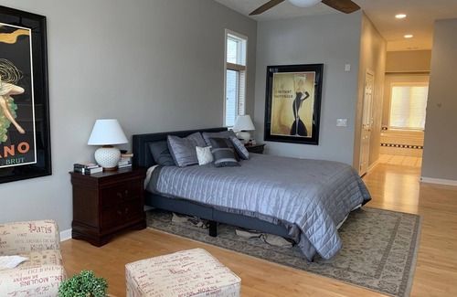 Neenah House | EAA Airventure location for a family or group - 6000 sq ft!