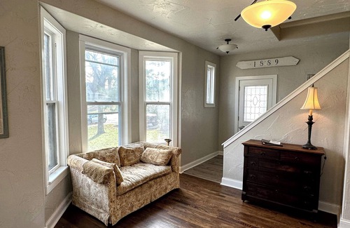 Kaukauna House | EAA Favorite- Spacious 5 Bedroom home sleeps 12, 21 miles to EAA