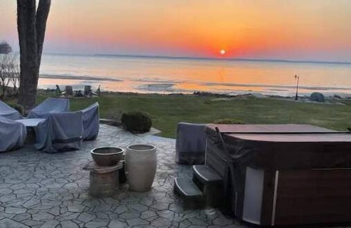Oshkosh House | EAA - Luxury on Lake Winnebago - with hot tub
