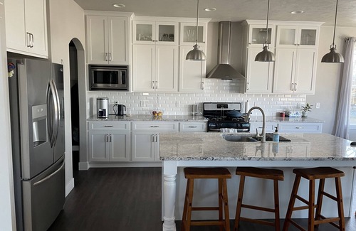 Oshkosh House | EAA rental, 5 bedroom 2.5 bath. Sleeps 10+. 11 minute drive to EAA.