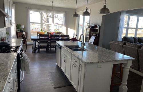 Oshkosh House | EAA rental, 5 bedroom 2.5 bath. Sleeps 10+. 11 minute drive to EAA.