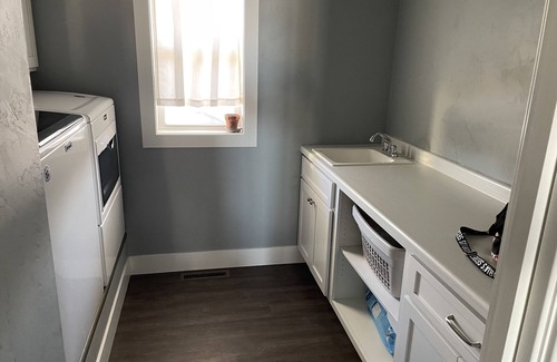 Oshkosh House | EAA rental, 5 bedroom 2.5 bath. Sleeps 10+. 11 minute drive to EAA.