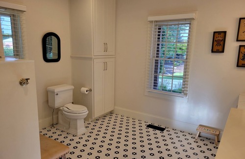 Neenah House | EAA Rental 6 bed 5 bath