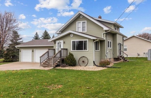 Oshkosh House | EAA Rental - Minutes away from EAA grounds and many food options.
