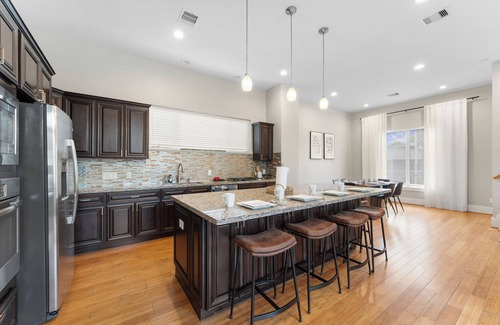 Greater East End House | EaDo Escape Sleeps 10 - Private Yard & Driveway + Rooftop City Views