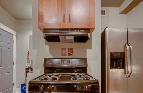 Greater East End House | EaDo Mural House: 6 Bed/2 Bath Near DWTN/UH