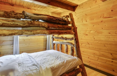 Duck Creek Village Cabin | Eagle Crest Cabin 3 bedroom / 2 bath (Sleeps 10)