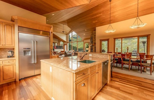 East Kootenay Ski Chalet | Eagle House, Hostaway