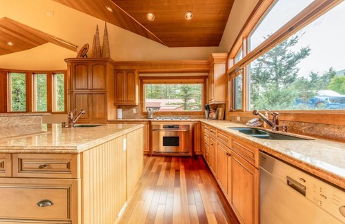 East Kootenay Ski Chalet | Eagle House, Hostaway